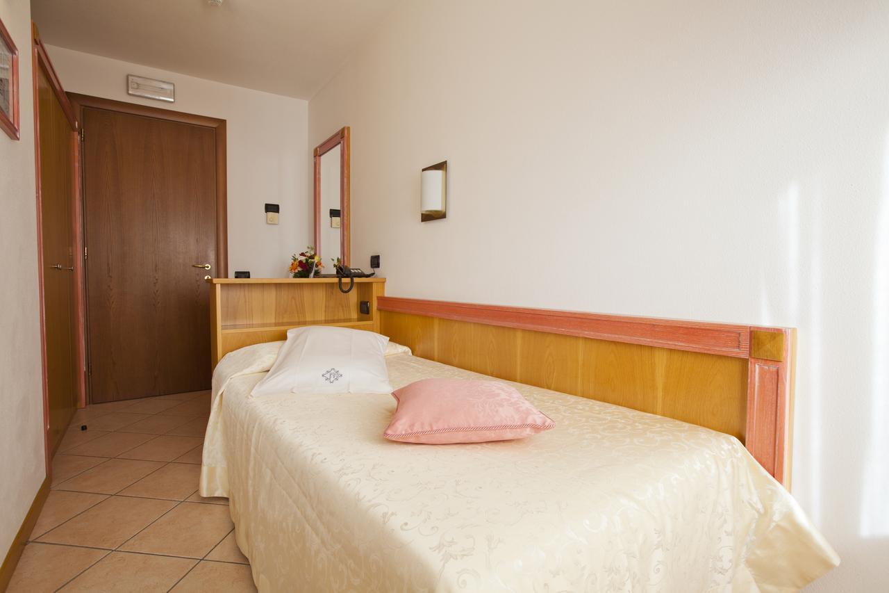 Hotel Ambra Clusone Exterior photo